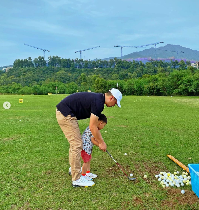 胡杏儿|胡杏儿大儿子第一次打高尔夫，李乘德手把手耐心教学，亦霆仔侧颜超帅