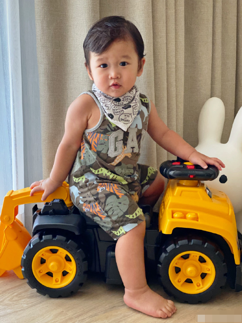 胡杏儿|胡杏儿大儿子第一次打高尔夫，李乘德手把手耐心教学，亦霆仔侧颜超帅