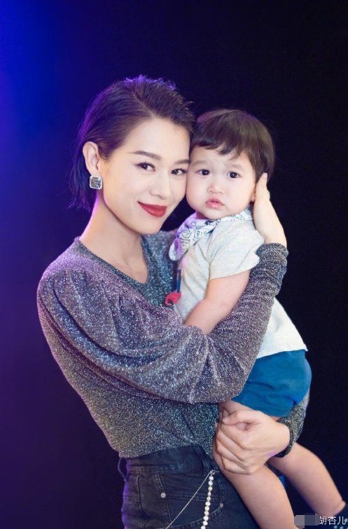 胡杏儿|胡杏儿大儿子第一次打高尔夫，李乘德手把手耐心教学，亦霆仔侧颜超帅