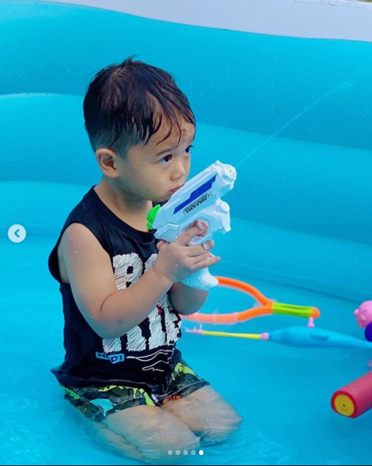 胡杏儿|胡杏儿大儿子第一次打高尔夫，李乘德手把手耐心教学，亦霆仔侧颜超帅