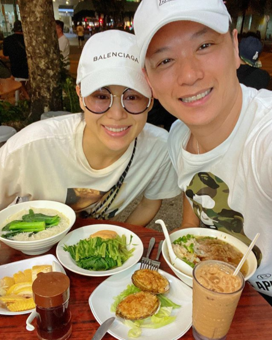 胡杏儿|胡杏儿大儿子第一次打高尔夫，李乘德手把手耐心教学，亦霆仔侧颜超帅