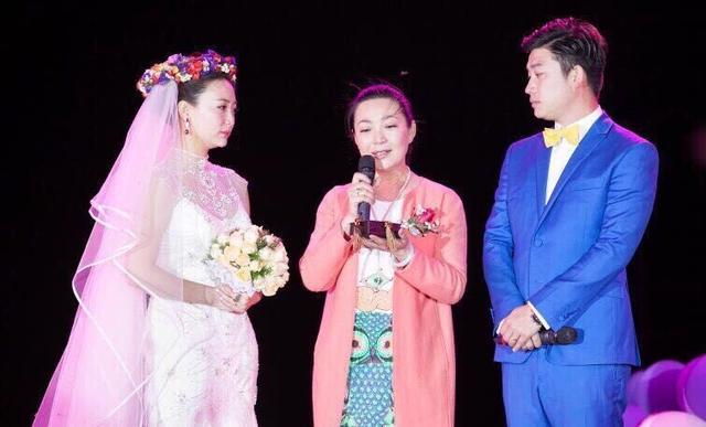 这场在云南大理举办的婚礼中,郝洛钒不仅有妈妈戴春荣的陪伴和"容嬷嬷