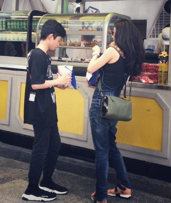 张柏芝|张柏芝三胎儿子生活照曝光，谢振轩颇有哥哥范，对小王子十分照顾