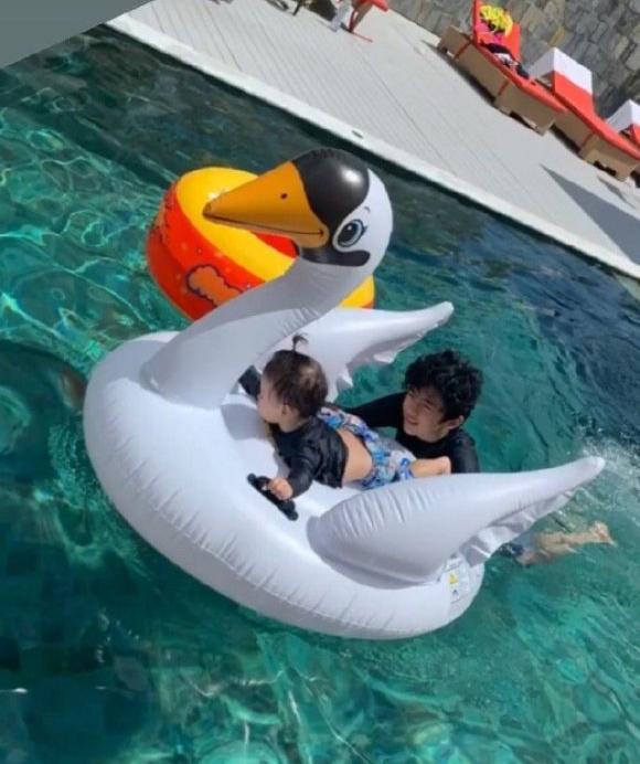 张柏芝|张柏芝三胎儿子生活照曝光，谢振轩颇有哥哥范，对小王子十分照顾