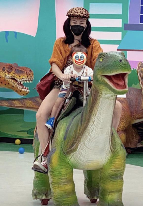 张柏芝|张柏芝三胎儿子生活照曝光，谢振轩颇有哥哥范，对小王子十分照顾