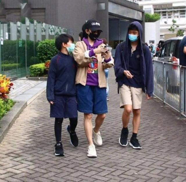 张柏芝|张柏芝三胎儿子生活照曝光，谢振轩颇有哥哥范，对小王子十分照顾