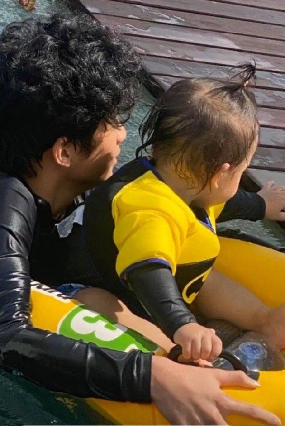 张柏芝|张柏芝三胎儿子生活照曝光，谢振轩颇有哥哥范，对小王子十分照顾