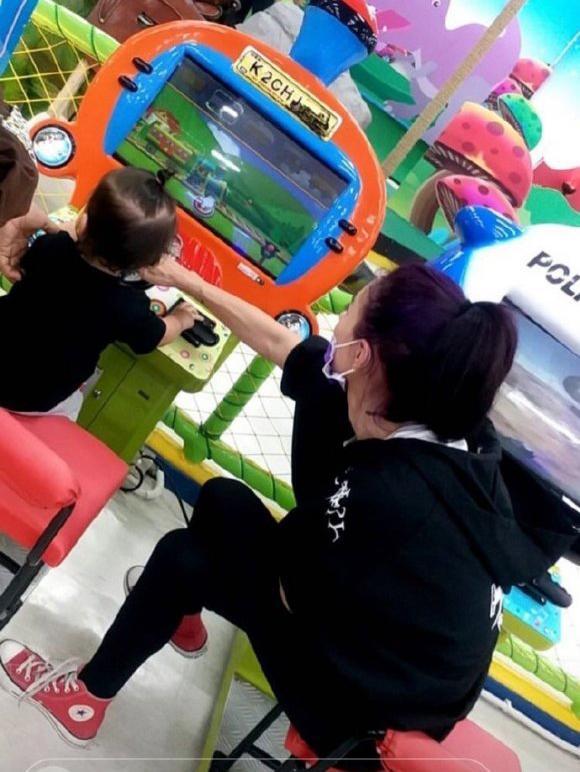 张柏芝|张柏芝三胎儿子生活照曝光，谢振轩颇有哥哥范，对小王子十分照顾