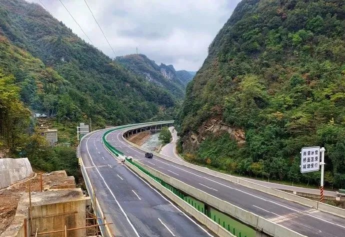 据陕西高速集团官微消息: 西乡至镇巴高速公路已通过交工验收,年底前