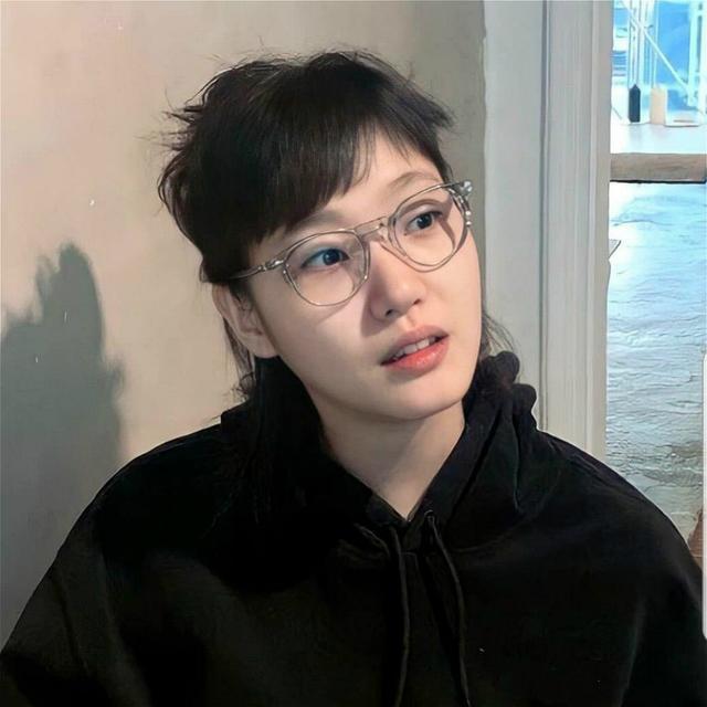 金高银近况狗啃式刘海造型意外可爱