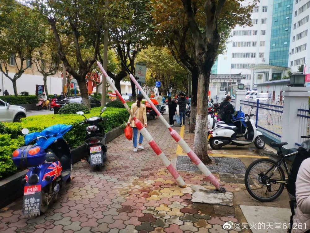 龙溪路人行道上钢丝绳挡路怎么办?官方回复来了!