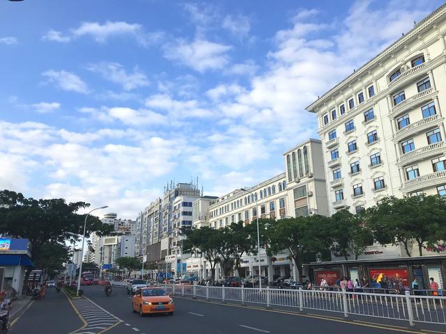 漫步三亚解放路步行街吃玩一体你穿岛服了吗