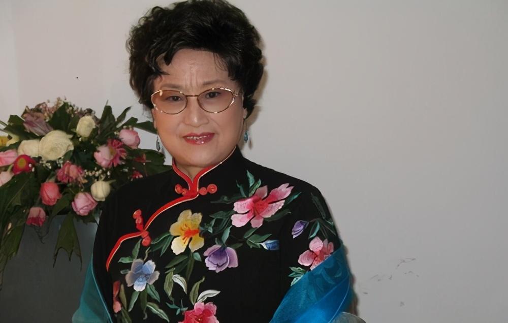 93岁王文娟从容服老,穿唐装搭西裤端庄贤淑,白发也不影响优雅