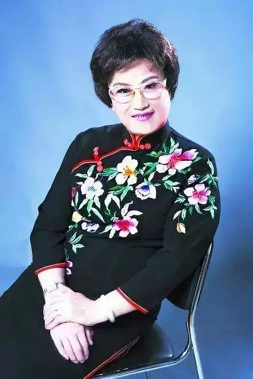 93岁王文娟从容服老,穿唐装搭西裤端庄贤淑,白发也不影响优雅