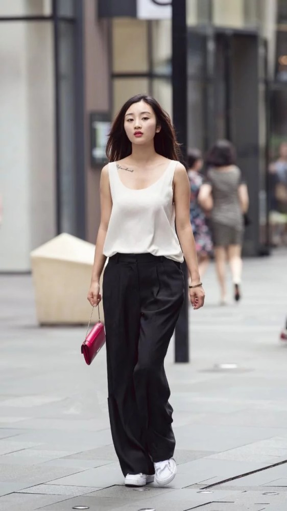 街拍:阔腿裤搭配高跟鞋,可以瞬间提升小姐姐时尚的格调