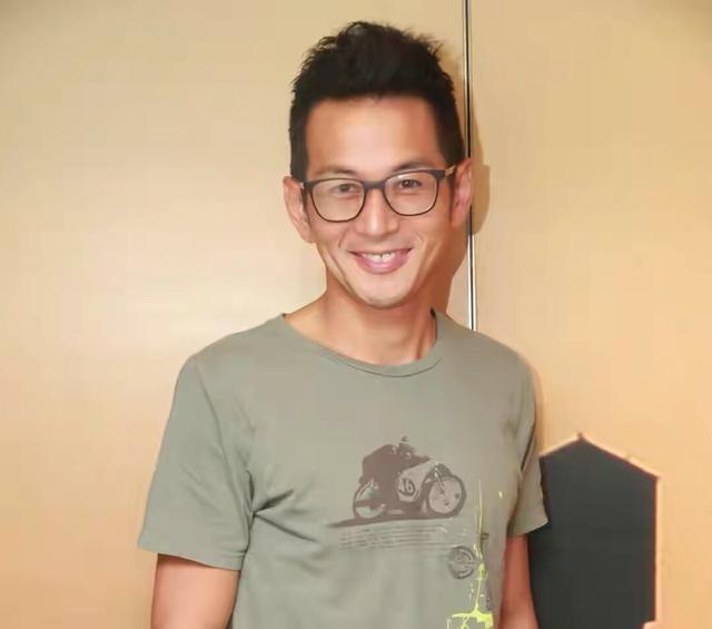 吴家乐|48岁香港男演员主动辞职：时代抛弃你的时候，连一声再见都不说