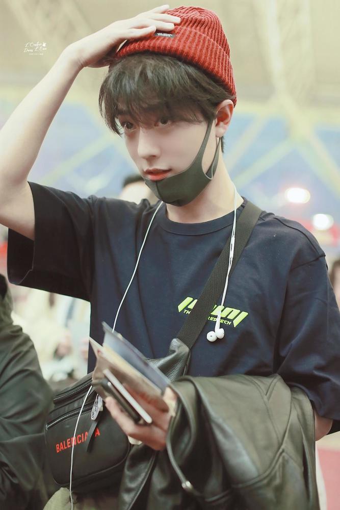 余生,请多指教|肖战即将开启霸屏模式！3部作品均要定档，海报再登优秀报刊