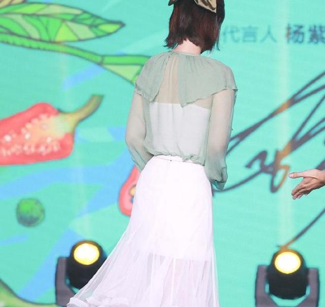 杨紫|又胖了？杨紫线下活动造型曝光，侧面照片太显壮硕！