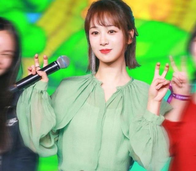 杨紫|又胖了？杨紫线下活动造型曝光，侧面照片太显壮硕！