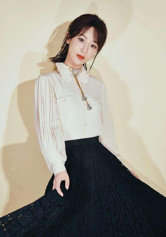 杨紫|又胖了？杨紫线下活动造型曝光，侧面照片太显壮硕！