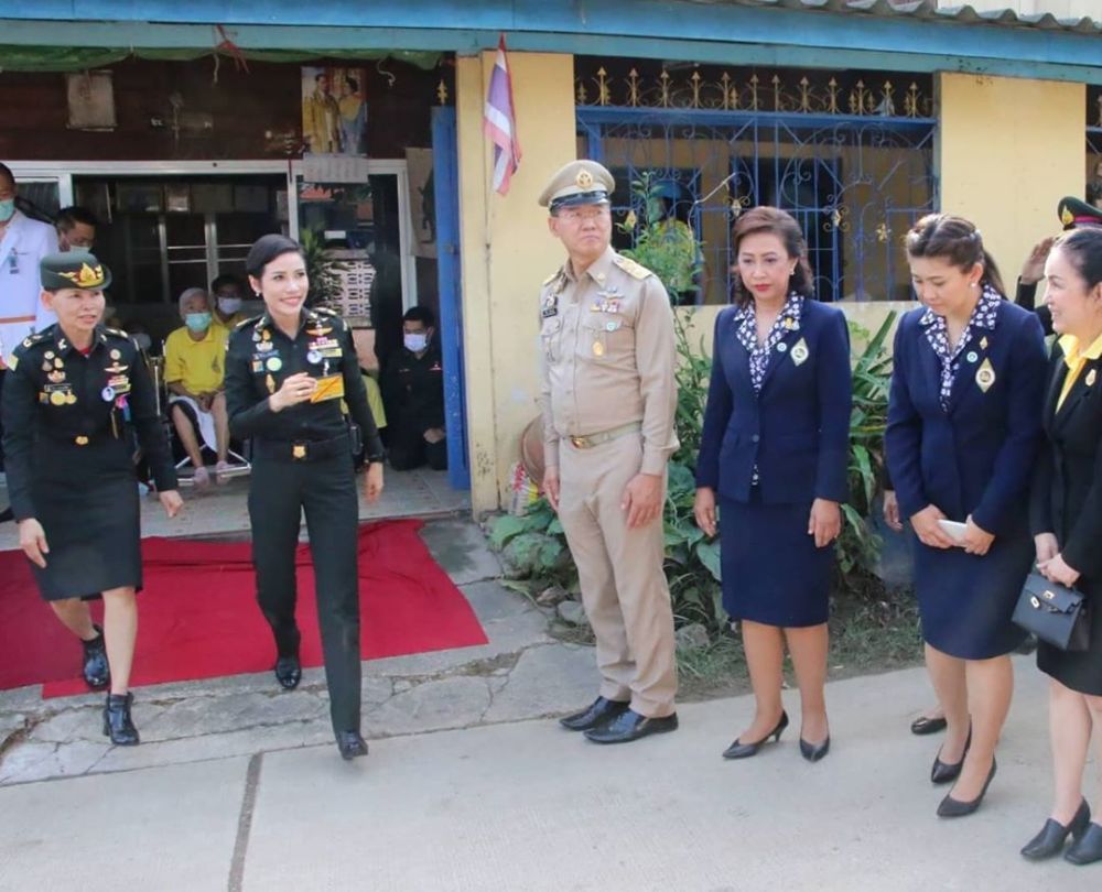 泰国诗妮娜穿军装亮相行军礼飒爽得国王宠爱无人跪拜贵妃身份不被认可