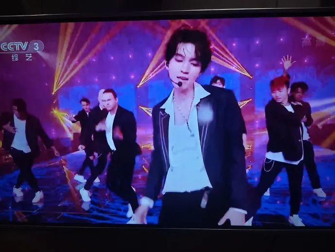 王俊凯|王俊凯又登央视节目了！演唱会版本的《美丽》在全国观众面前播放