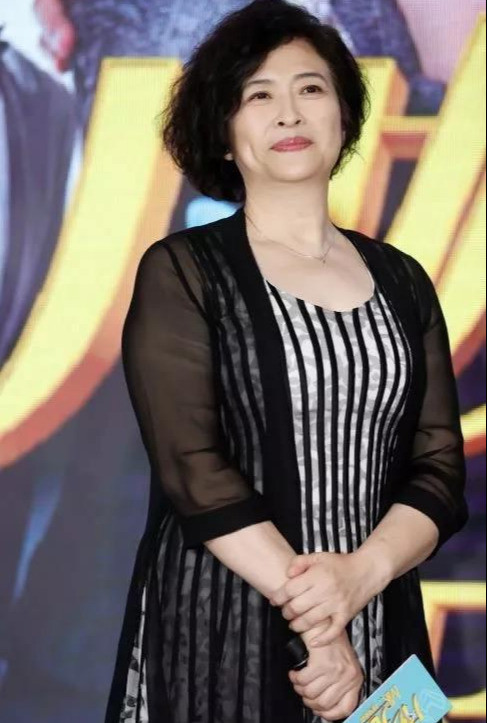 62岁许娣好优雅卡其色大衣搭连衣裙高级显瘦很适合微胖妈妈