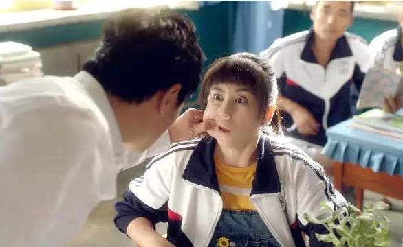 夏洛|《夏洛特烦恼》袁华秋雅睡一起，夏洛为何没有生气？还默默把门关上