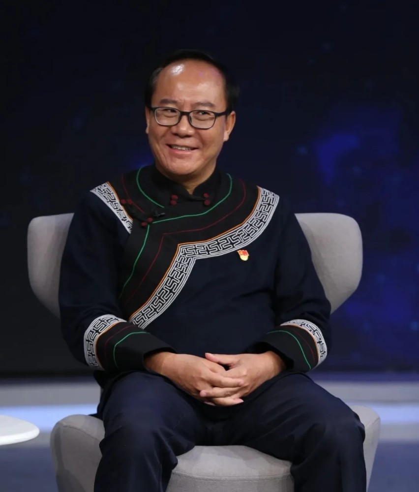 用干部的拼命换来群众的脱贫,用干部的脱皮换来群众的脱贫.