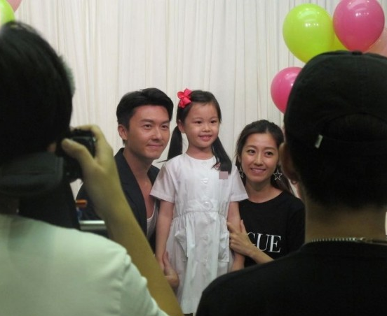 王浩信陈自瑶8岁女儿曝光,眼大继承父母优良基因