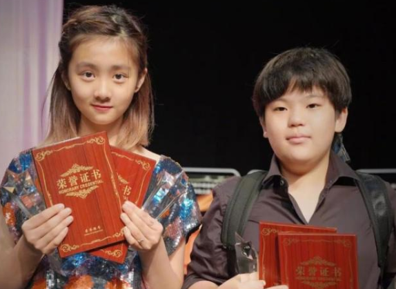 黄磊|有种“长大”叫黄磊女儿，14岁黄多多近照，观众：这气质绝了