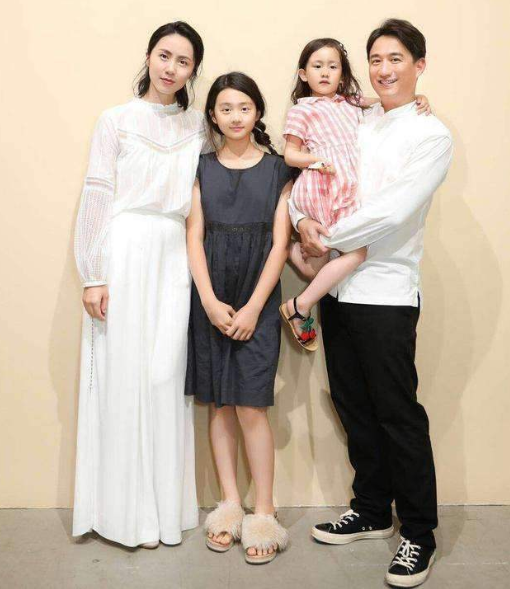 黄磊|有种“长大”叫黄磊女儿，14岁黄多多近照，观众：这气质绝了