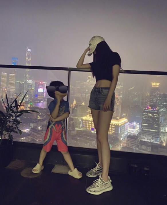 angelababy|baby亮相李佳琦直播间，无滤镜颜值遭网友批评，不复女神水准