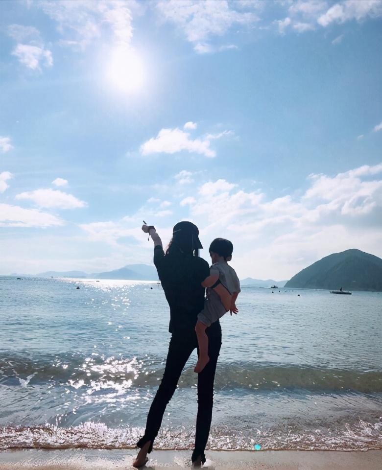 angelababy|baby亮相李佳琦直播间，无滤镜颜值遭网友批评，不复女神水准