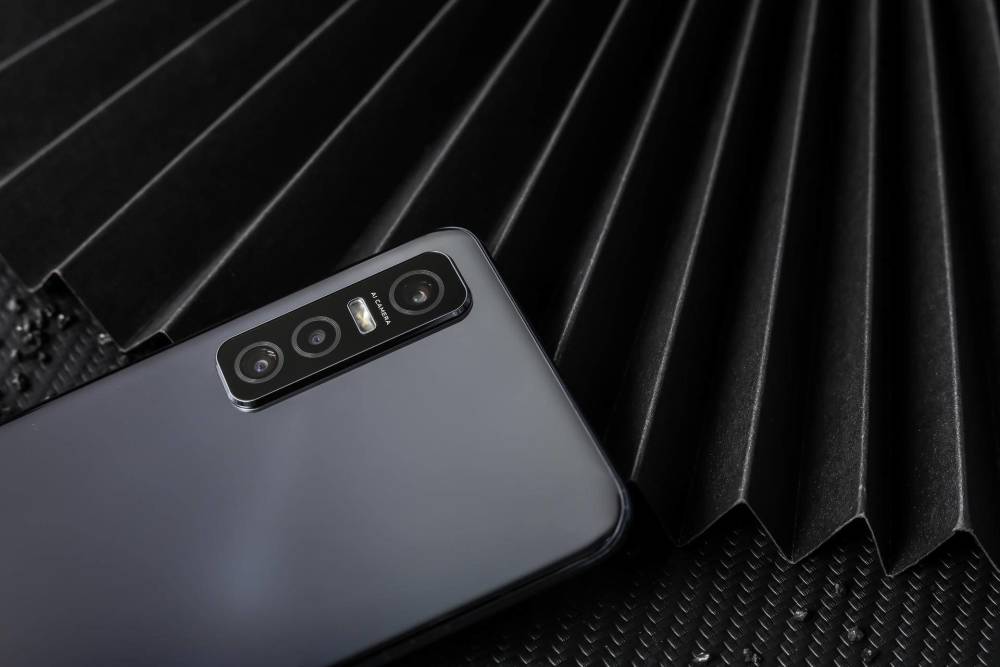 vivo y73s 黑镜图赏,经典黑色演绎手机界的时尚_腾讯新闻