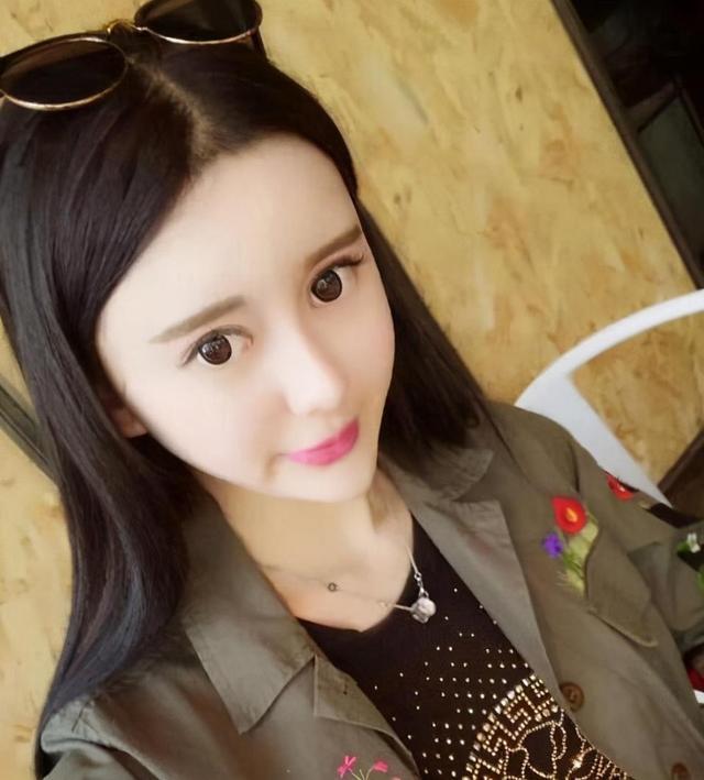 黄旭与吴亦凡前女友小g娜深夜聚会被拍男方已婚有小孩