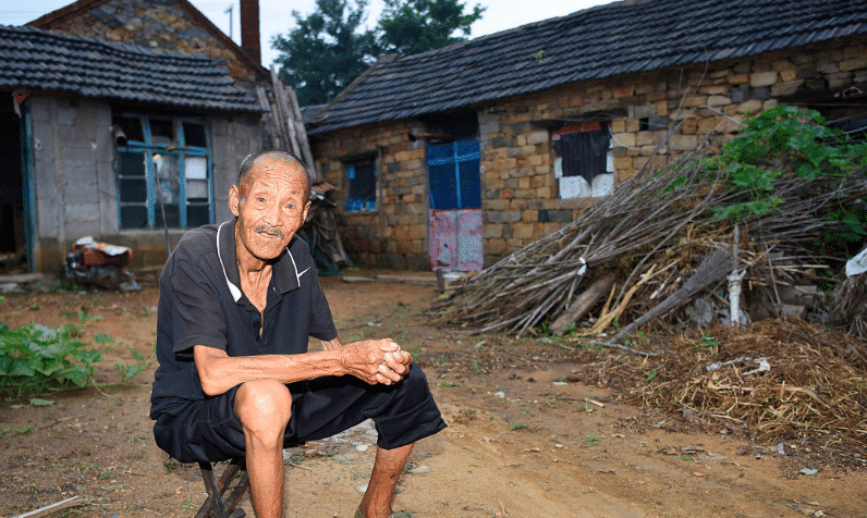 65岁老人哭诉别再说"生儿生女"都一样了,老了才知差距太大