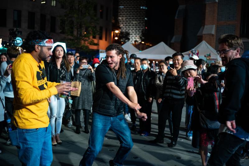 爵士大乐队外滩登台上海周末市集真洋气