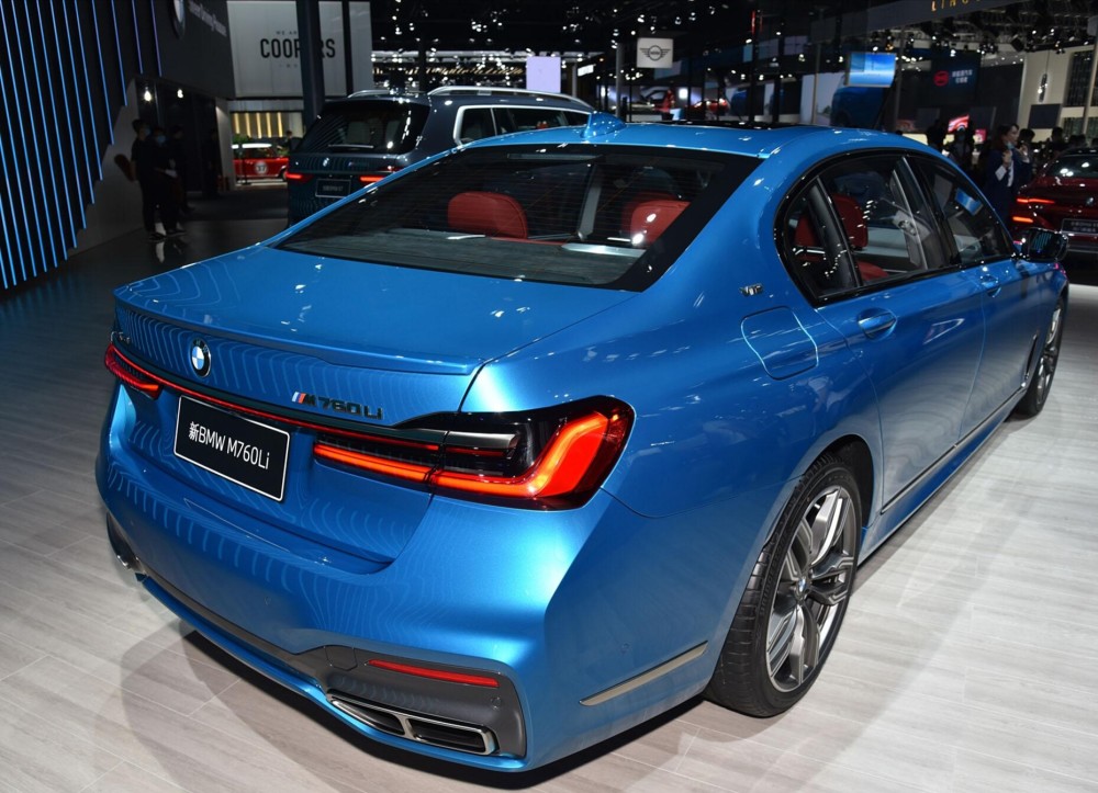 最强12缸宝马7系,加速3.8秒,6.6t爆585马力,豪华不输s级