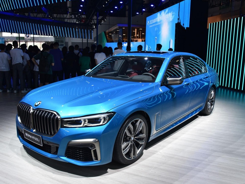 最强12缸宝马7系,加速3.8秒,6.6t爆585马力,豪华不输s级