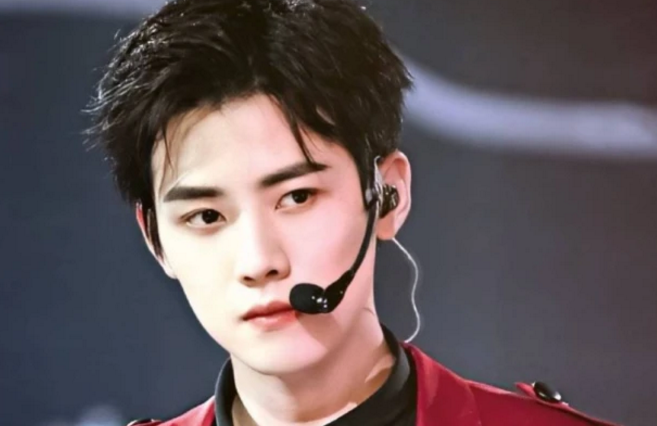 周震南|男版曲婉婷？周震南父母被曝欠债上亿，他却享受在虚假的富二代人设中