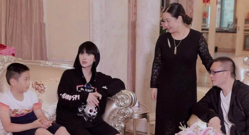 周震南|男版曲婉婷？周震南父母被曝欠债上亿，他却享受在虚假的富二代人设中