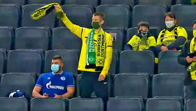 虐心沙尔克04球迷混进鲁尔德比现场目睹惨败后提前离开