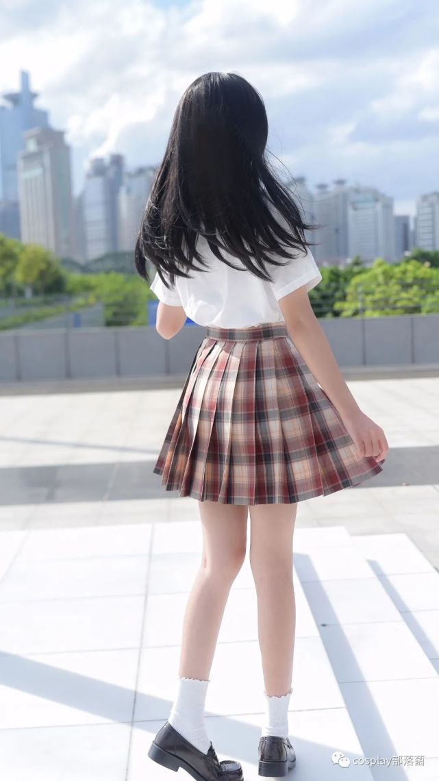 jk少女开心的想要原地起飞