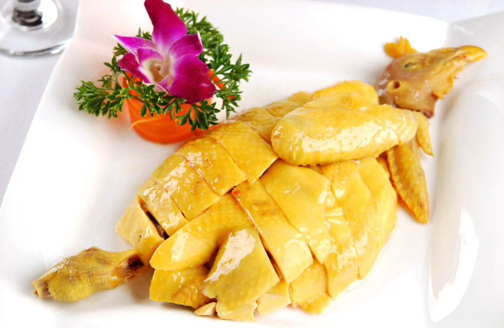 白斩鸡这样做,皮滑肉嫩,原汁原味,白斩鸡的家常做法_腾讯新闻