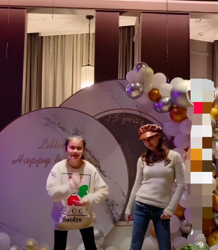 甘薇|甘薇罕曝近况，穿多年前旧衣出席豪华庆生宴，与干女儿热舞站前排