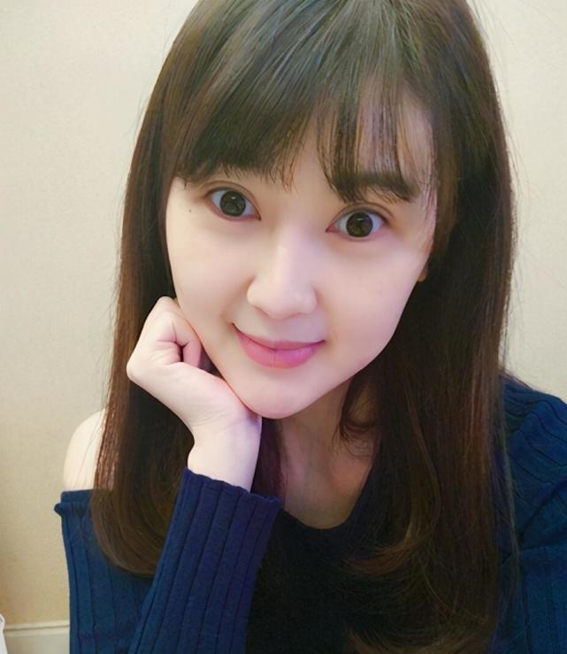 甘薇罕曝近况,穿多年前旧衣出席豪华庆生宴,与干女儿热舞站前排