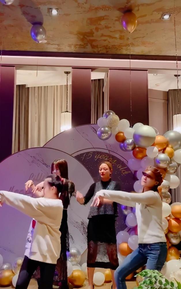 甘薇|甘薇罕曝近况，穿多年前旧衣出席豪华庆生宴，与干女儿热舞站前排