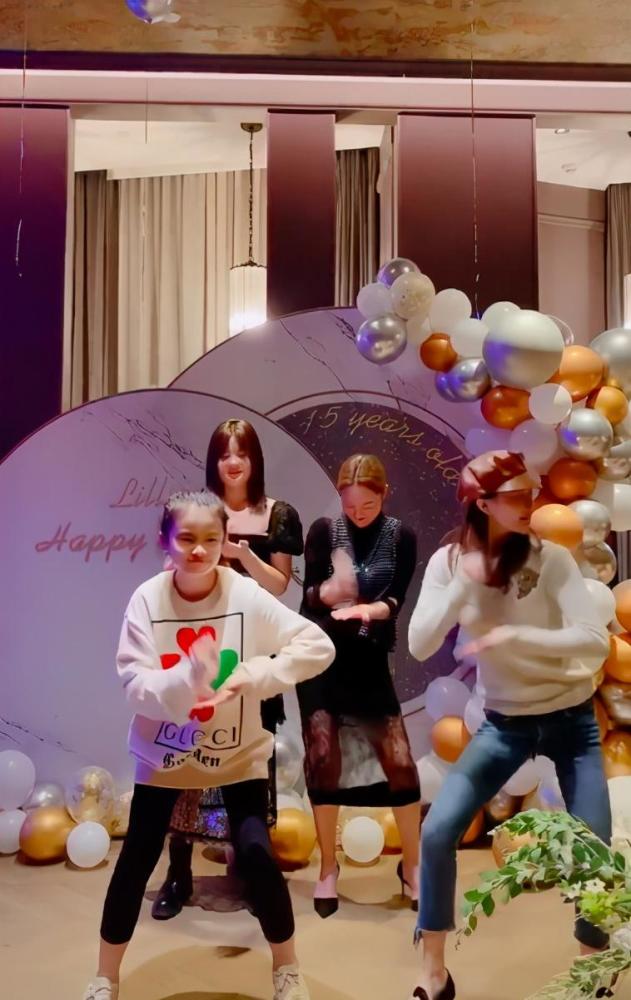 甘薇|甘薇罕曝近况，穿多年前旧衣出席豪华庆生宴，与干女儿热舞站前排