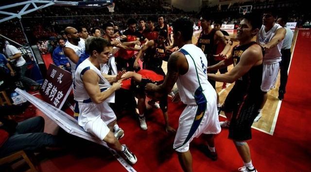 朱芳雨组合拳一战成名对手险遭ko郭艾伦与脾气无关武功好